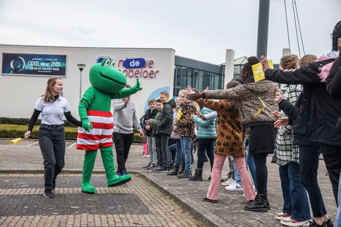 Bijna 1000 kinderen vormden een lange sliert van de oude naar de nieuwe Nobelaer, om daarmee boeken te verhuizen naar het nieuwe gebouw.