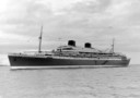 De voormalige Willem Ruys vaart voorbij op de Rede van Vlissingen.