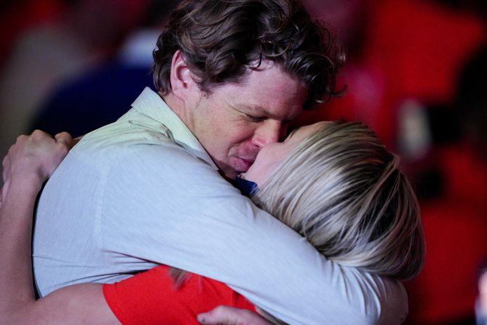 Irene Schouten herenigd met vriend in het Holland Heineken Huis.