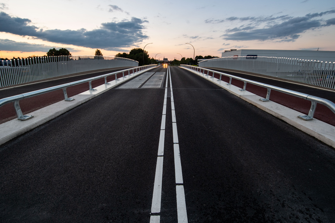 Ze liggen er nog, de zonnepanelen op de Boekelosebrug. Maar niet lang meer.