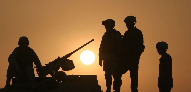 In this Tuesday, June 29, 2004 file photo, U.S. Army tank soldiers with the 91st Combat Engineers return to Camp Victory, near Baghdad, Iraq, following a mission. On Friday, Dec. 2, 2011, the base that at its height was home to 46,000 people was handed over to the Iraqi government as part of American efforts to move all U.S. troops out of the country by the end of the year. Beeld AP