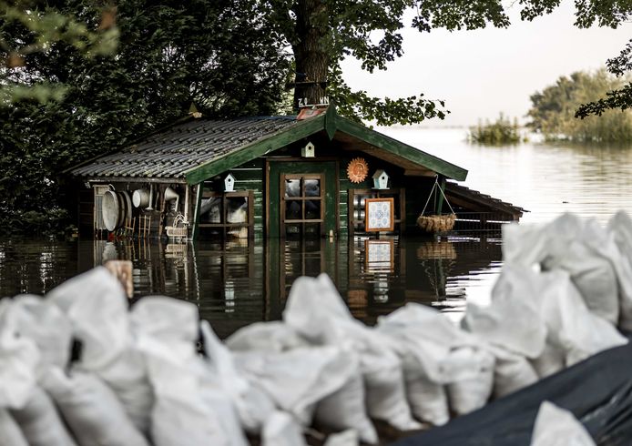 Een tuinhuis is onder water gelopen in Well. De hevige regenval en overstromingen in Noord-Limburg hebben voor veel schade gezorgd.