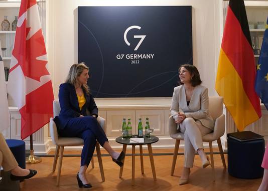 De Duitse buitenlandminister Annalena Baerbock (rechts) en de Canadese minister van Buitenlandse Zaken Melanie Joly. 