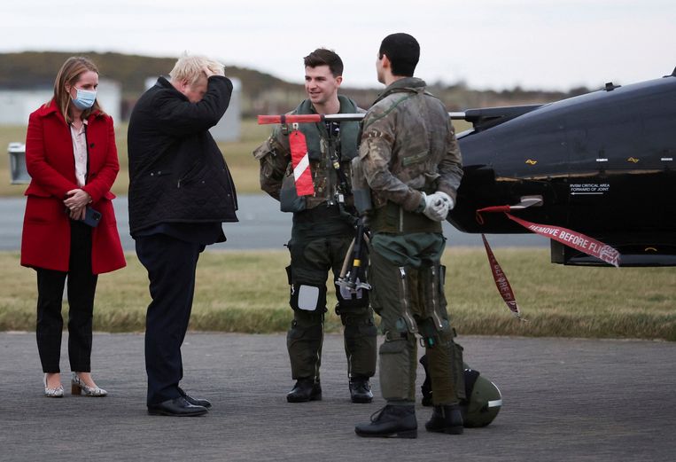 De Britse premier Johnson bezocht enkele dagen geleden de RAF Valley, in Anglesey, Wales. Beeld AP