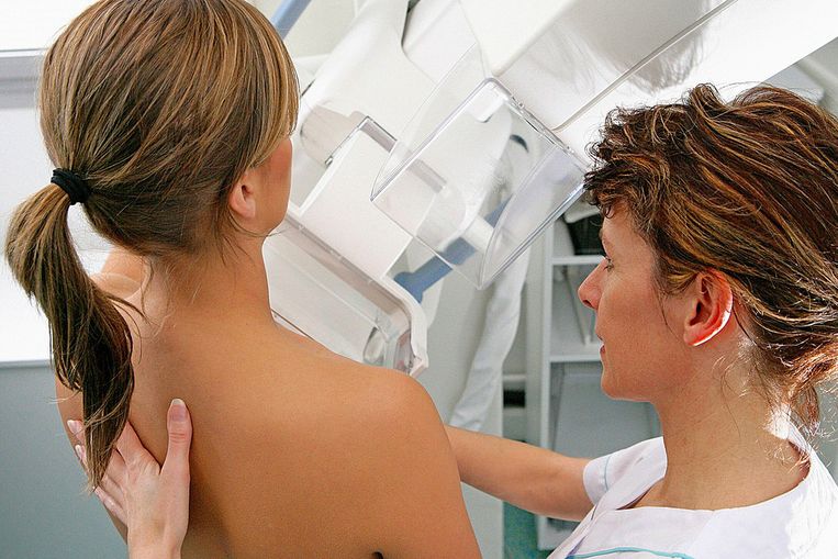 Een vrouw ondergaat een mammografie.  Beeld © Media for Medical/UIG