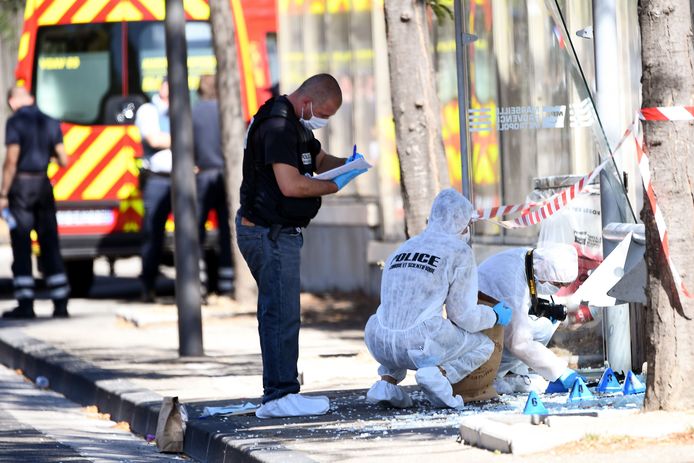 Franse politie in Marseille onderzoekt de plek waar een wagen op een halte inreed
