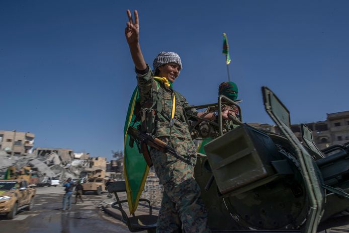 Overwinnaars op IS vieren feest in Raqqa. (AP Photo/Gabriel Chaim)
