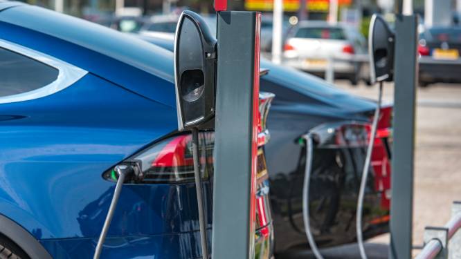 Eigenaar op vakantie: Tesla hangt al twee maanden aan openbare laadpaal