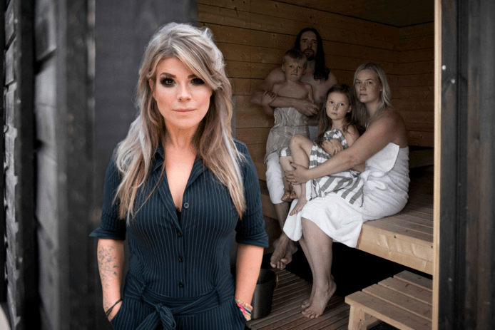 Columniste Renske Kruitbosch met enkele saunabezoekers.