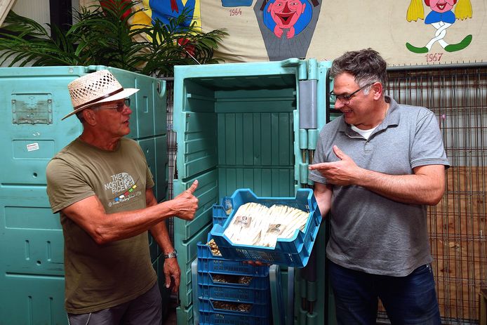 Leo den Heijer (links) van Voedselbank Goed Ontmoet ontvangt in De Remise op Calfven vele kilo's Brabantse Wal-asperges van teler Corné Ooms (rechts). De zestien telers in de regio schenken in totaal zo'n 450 kilo voor gezinnen die voedselhulp nodig hebben.