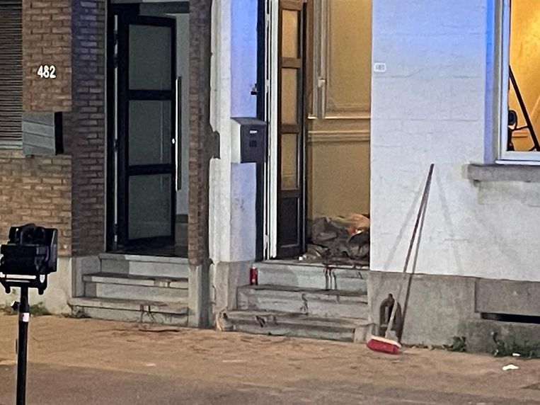 Het slachtoffer werd aan de voordeur neergeschoten en verloor veel bloed op de trappen.  Beeld Marc De Roeck