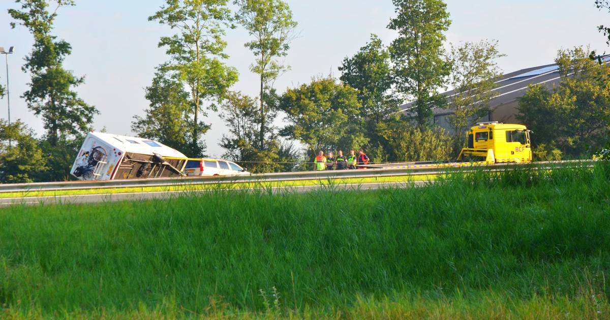 Caravan kantelt op A31 bij Marsum