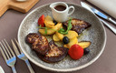 Foie gras met gekarameliseerde appeltjes en een sausje van port.