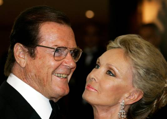 Roger Moore en zijn vrouw in 2005.