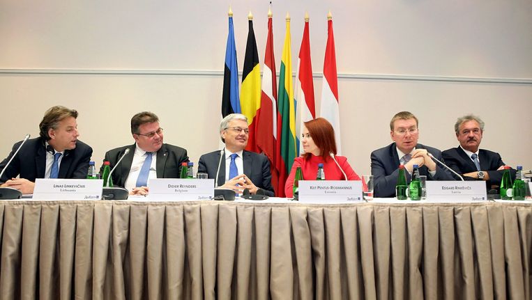 De Nederlandse minister van Buitenlandse Zaken Bert Koenders met zijn collega's tijdens de EU-top over de Russische sancties. Beeld epa
