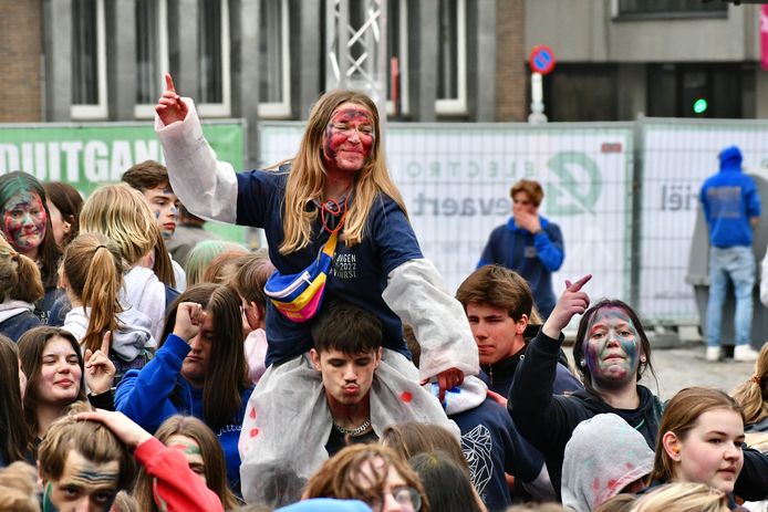 In Roeselare vierden ze de 50 dagen in plaats van de 100 dagen. De jongeren gingen vanaf 6u 's morgens uit de bol op het Polenplein.