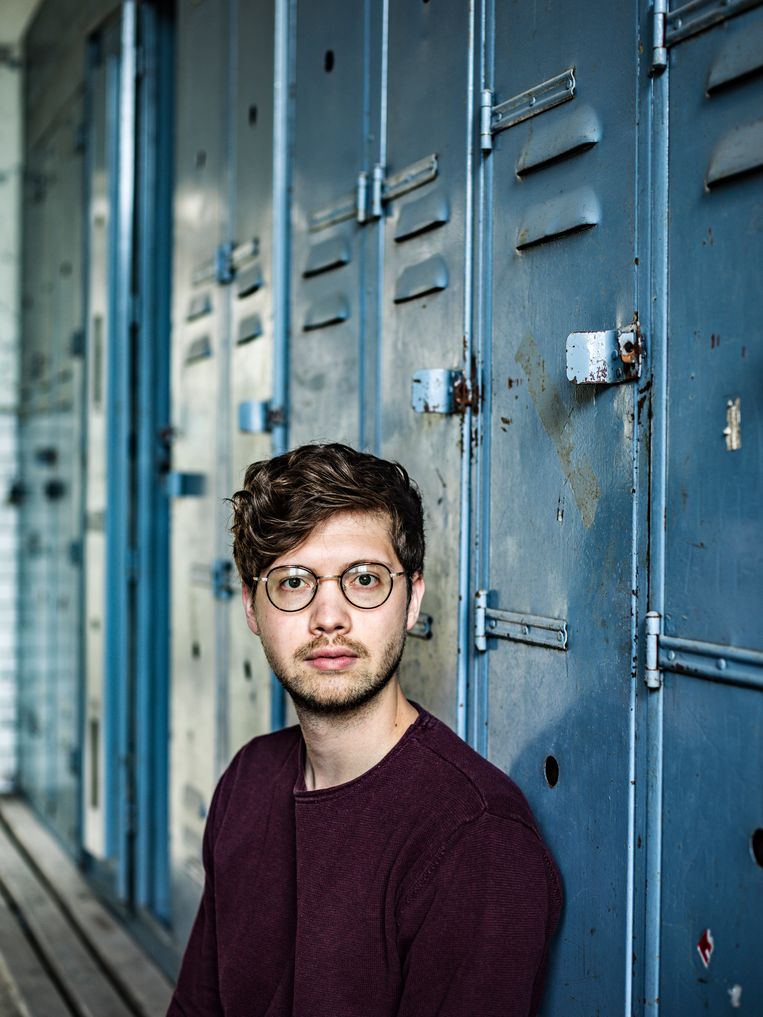 ‘De meeste mensen denken niet graag na over hun eigen nietig­heid, laat staan over het einde van het universum, omdat ze het deprimerend vinden. Ik vind het juist bevrijdend.’ Beeld Johan Jacobs 