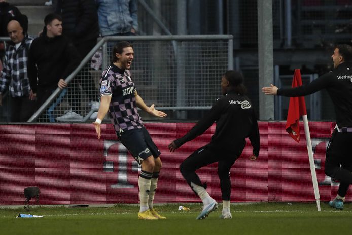 Willumsson viert zijn winnende treffer