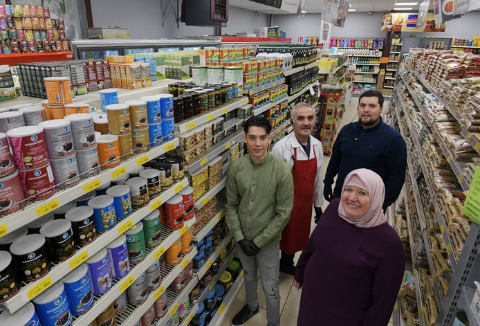Het gezin Kabalay runt de Kabalay Anatolia supermarkt in Tiel.