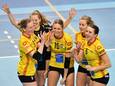 Anna Zijl (midden) mocht zaterdagavond bij het matchpoint tegen Peelpush in de vierde set even opdraven.