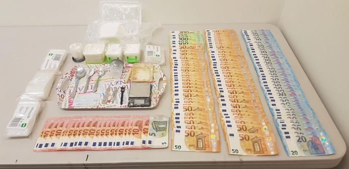 De politie vond 1,3 kilo amfetamines (mdma en pillen), 600 gram cocaïne, 420 gram hasj, 325 gram cannabis, 165 gram crack en een kleinere hoeveelheid ketamine.
