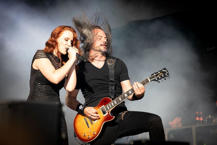 Simone Simons met de Belgische gitarist Isaac Delahaye van Epica.