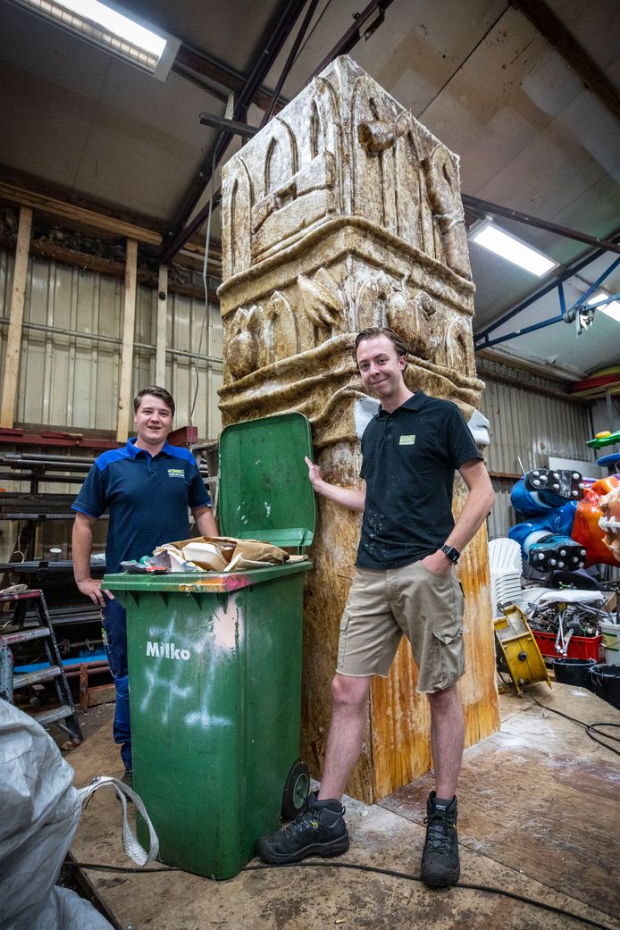 Douwe Emsbroek (links) en Joren Kip van de Blaanke Boeskeulkes bij het afvalmonument, in de vorm van de Plechelmustoren, dat ze voor Het Hulsbeek maken.