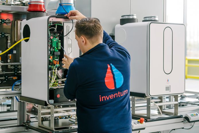 Monteurs assembleren en testen warmtecirculatiepompen in de nieuwe fabriek van Inventum in Houten.