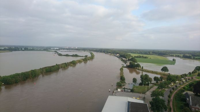 Uitzicht vanaf de torens van Havens, vrijdagavond, bij een waterstand van 13.92 meter.