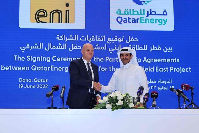 Le ministre d'État aux affaires énergétiques et président-directeur général de QatarEnergy, Saad Sherida al-Kaabi (à droite), salue Claudio Descalzi, PDG de la multinationale italienne du pétrole et du gaz ENI, lors d'une cérémonie de signature au siège de QatarEnergy à Doha, le 19 juin 2022.