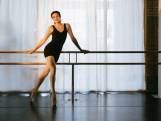 ‘Undercover’ actrice Anna Drijver herontdekt haar balans dankzij ballet: “Met kinderen lever je vaak alles in”