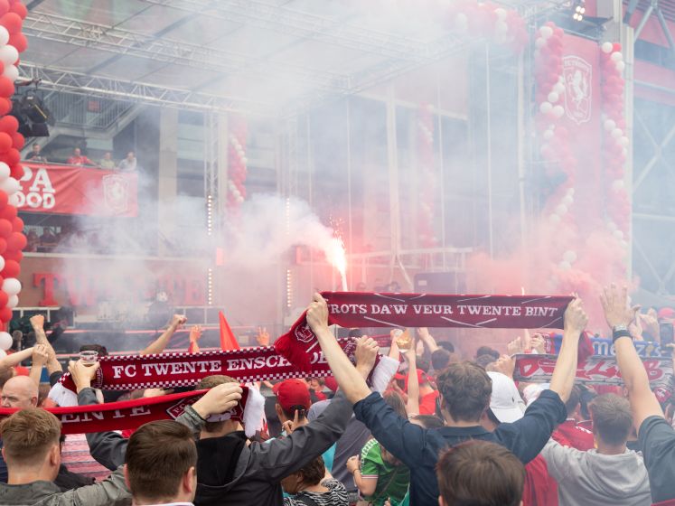 Uitzinnige FC Twente-fans vieren feest rond de Grolsch Veste