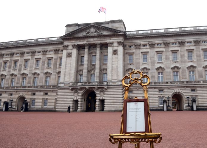 Voor Buckingham Palace wordt het bericht van de geboorte aangekondigd op een ceremoniële ezel.
