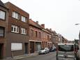 Gespecialiseerde eenheden van de federale politie vielen op dinsdag 19 juli 2022 langs de Schoolstraat in Izegem binnen in de flat op de bovenste verdieping van het appartementsgebouw  met gedeeltelijk bruin gestucte voorgevel.