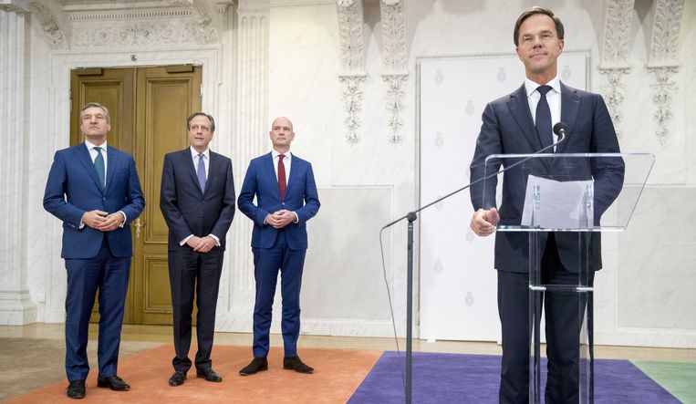 De onderhandelaars Sybrand Buma (CDA), Gert-Jan Segers (ChristenUnie), Mark Rutte (VVD) en Alexander Pechtold (D66) presenteren het regeerakkoord. Beeld ANP