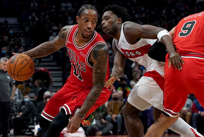 Chicago Bulls-forward DeMar DeRozan (l) in duel met OG Anunoby.