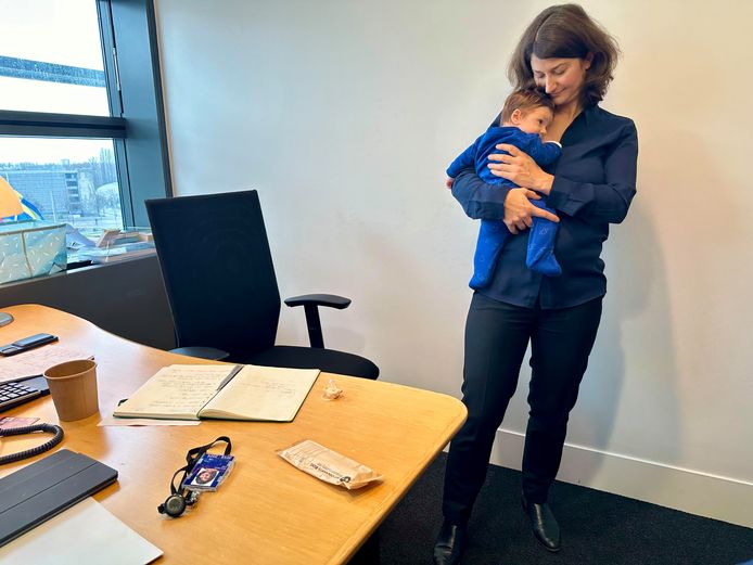 Europarlementariër Lara Wolters op haar werkkamer in Straatsburg in december, met haar toen twee maanden oude zoontje Fivos. Zijn aanwezigheid bij een nachtelijke onderhandeling blijkt uiteindelijk tevergeefs.