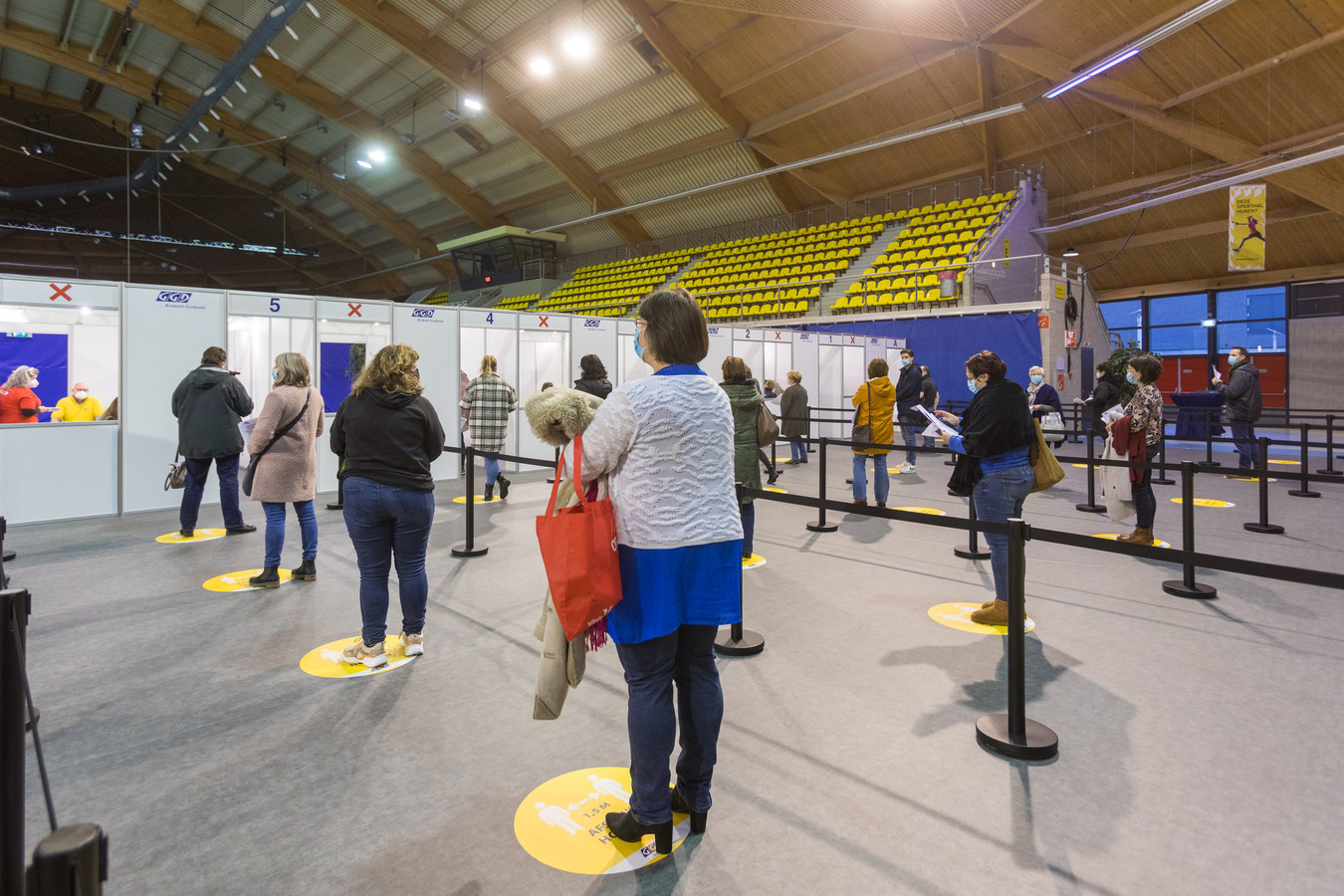 In het Indoor Sportcentrum in Eindhoven worden dagelijks honderden mensen gevaccineerd.