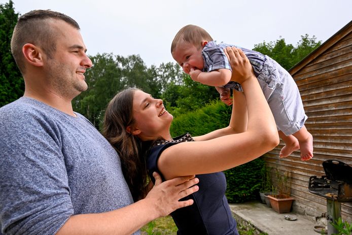 "Henri lacht altijd", zegt papa Simon. Na twee sterrenkindjes in amper 10 maanden tijd, mochten ze op kerstavond vorig jaar een kerngezonde baby in hun armen sluiten.