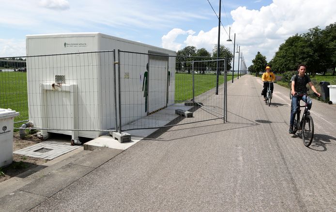 De hekken rondom het openbaar toilet Buiten de Waterpoort verdwijnen weer: de wc gaat weer open voor publiek.