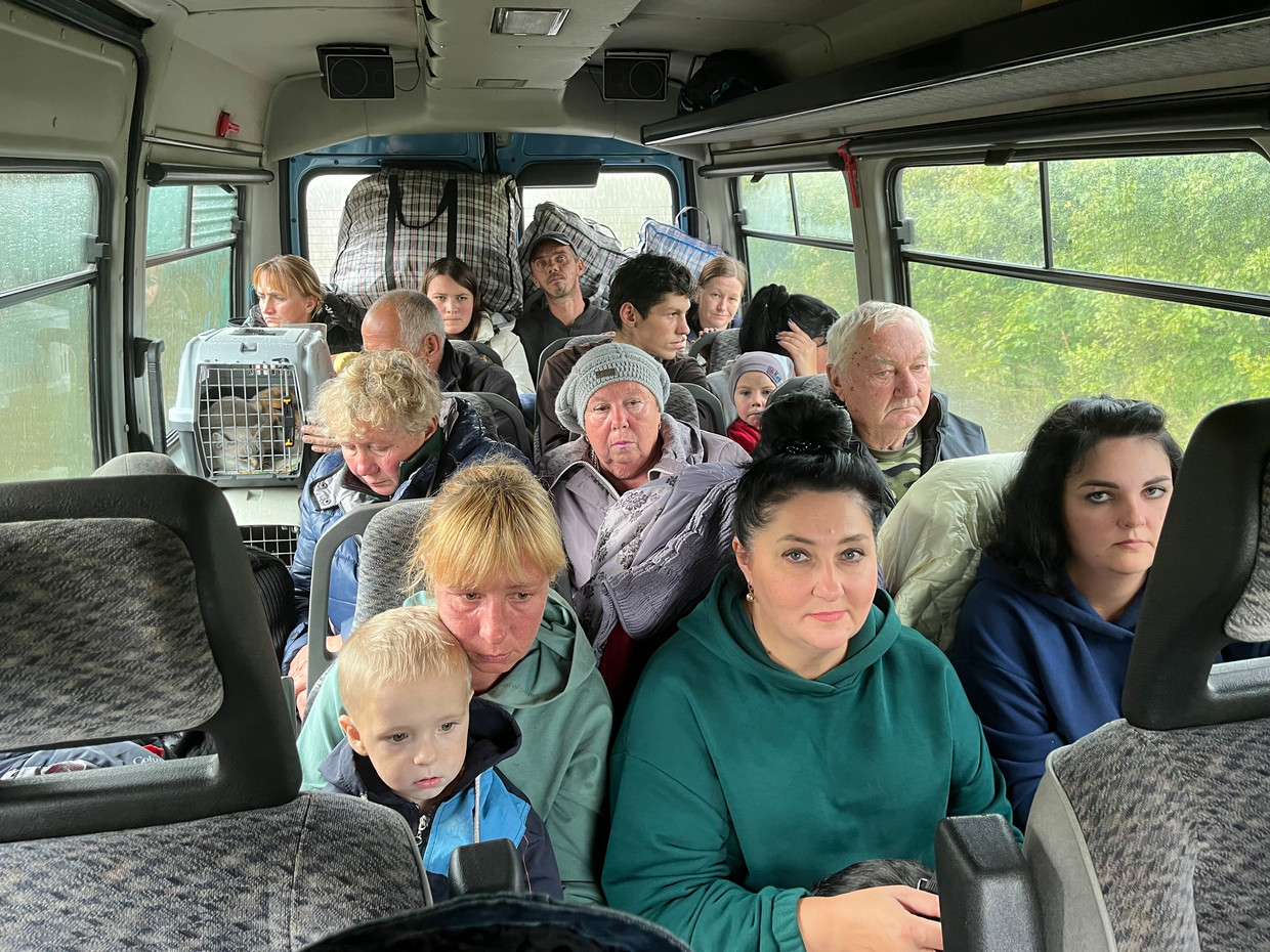 Evacuatie uit Voltsjansk in Oekraïne. Beeld Michiel Driebergen