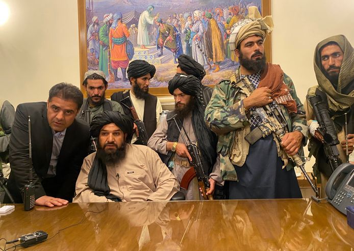Les talibans se sont emparés du palais présidentiel après la fuite à l’étranger du président Ashraf Ghani.