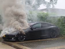 Tesla vliegt in brand op parkeerplaats in Oss