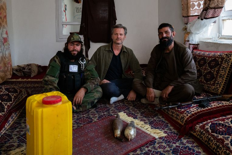 Een talibanstrijder legt Erdbrink monter uit hoe hij met zelfgemaakte bommen Amerikaanse soldaten opblies. Beeld VPRO