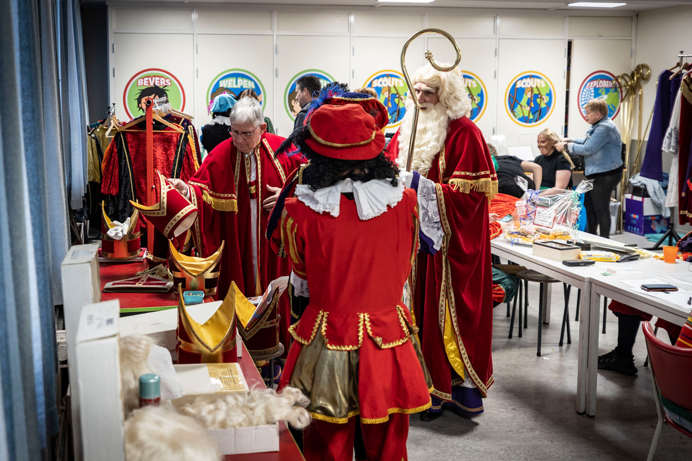 Het schminken van de sinterklazen is bijna lopende bandwerk.