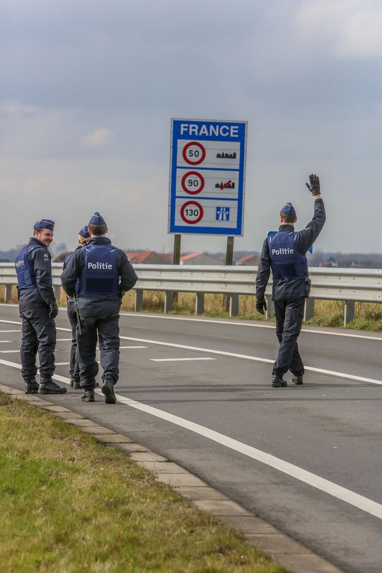 Belgische agenten controleren voertuigen uit Frankrijk. Beeld Henk Deleu