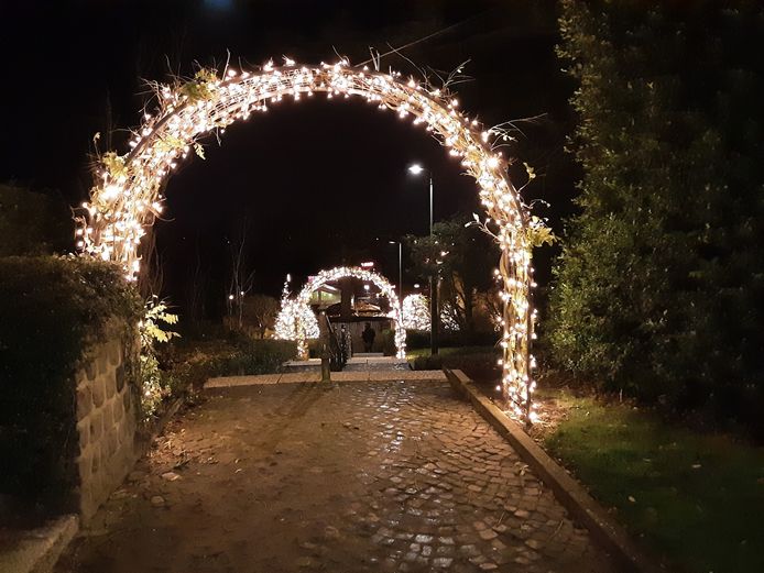 De berghelling van Heist is dezer dagen versierd met lichtjes