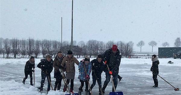 Nieuwe ijsbaan is nog maar een week klaar: schaatspret in Nederhemert - BD.nl