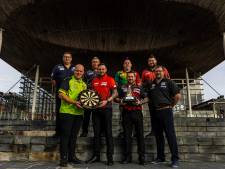 Topspelers blij met nieuw dartbord, maar... ‘De trebles en doubles zijn iets kleiner!’
