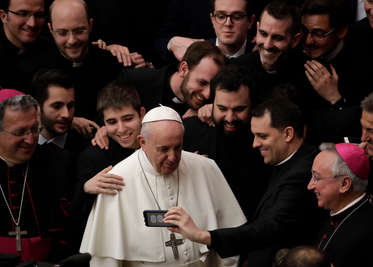 Paus Franciscus laat zich fotograferen met een groep priesters na afloop van zijn wekelijkse audiëntie. Beeld AP